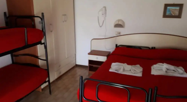 Четырёхместный номер Standard с балконом Hotel Emanuela