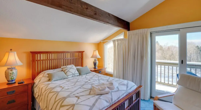 Апартаменты с 2 комнатами с балконом Bromley Mountain Escape w/ 2 Balconies: Hike & Ski