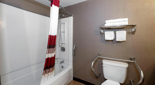 Четырёхместный номер Deluxe Fulton Hotel - Oswego Riverfront