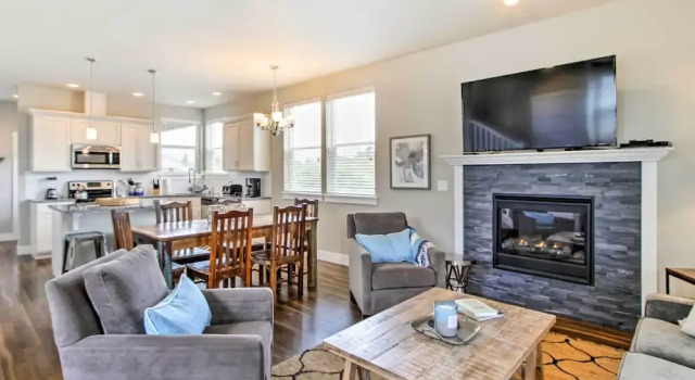 Walk to Beach: Ocean Shores House w/ Fireplace