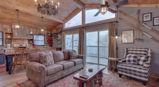 Swiss Bear Haus, 4 Bedrooms, Hot Tub, Pool Access, Sleeps 12, Забронировать Апартаменты/квартира Апартаменты Гатлинберг, Апартаменты/квартира