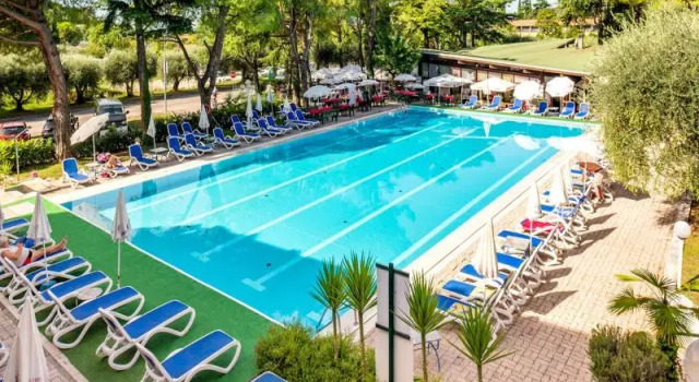 Четырёхместный номер Standard с балконом и с видом на бассейн Hotel Royal