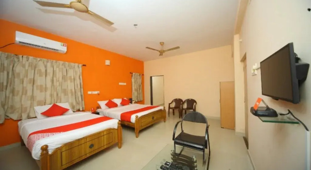 OYO 15517 Kms House