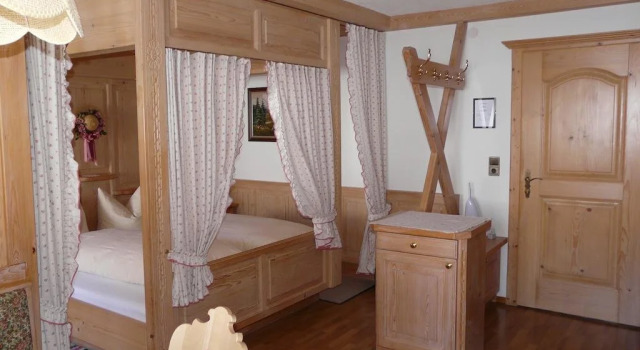 Haus Bergfrieden, Prenota Hotel Bach Lechtal, vicino a Jöchlspitzbahn