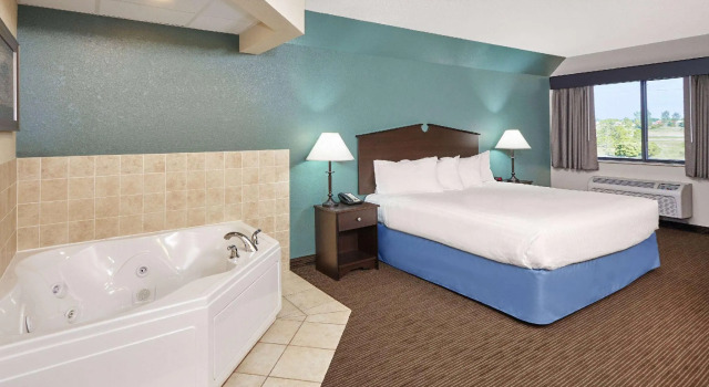 Двухместный люкс AmericInn by Wyndham Green Bay East