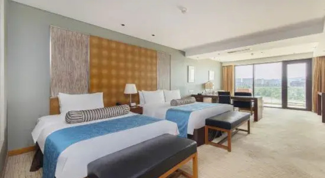 Семейный номер Standard с видом на озеро Nanjing Xindi Hotel