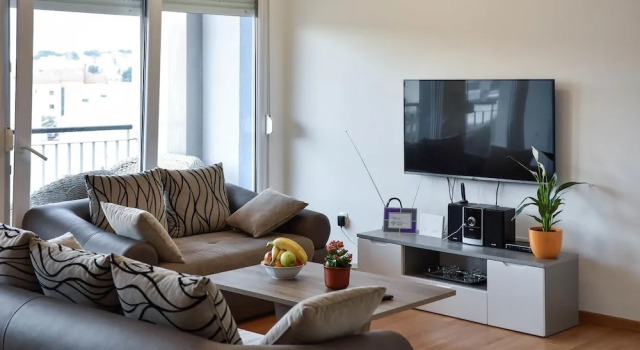 Amazing apartment in Podstrana w/ WiFi and 2 Bedrooms, Rezerwuj Apartament Hotele w Strožanac z parkingiem, Parking
