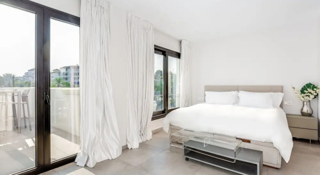 by RiVA - Chic, Contemporary Studio in Puerto Banus Gardens, Забронировать Отель Отели Марбелья 3 звезды, рядом с Playas del Duque, 3*