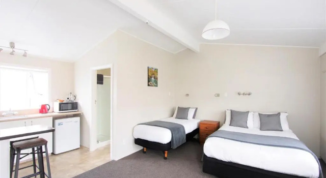 Студия Riverlodge Motel