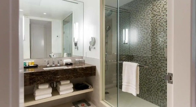 Четырёхместный номер Classic Sutton Place Hotel Toronto