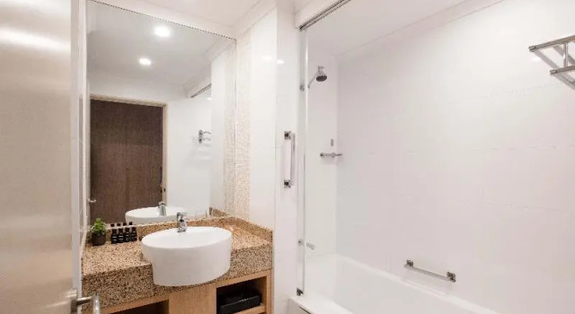 Четырёхместный номер Deluxe с балконом The Terrace Hotel Adelaide