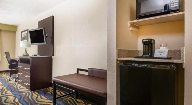 Люкс Deluxe Baymont by Wyndham Georgetown Lexington North