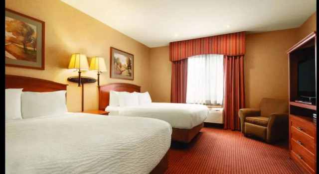 Четырёхместный номер Standard Wyndham Garden Medicine Hat Conference Center
