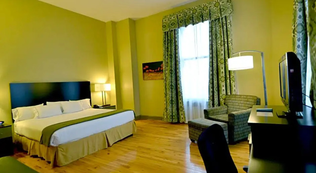 Четырёхместный люкс Holiday Inn Express Cleveland Downtown by IHG