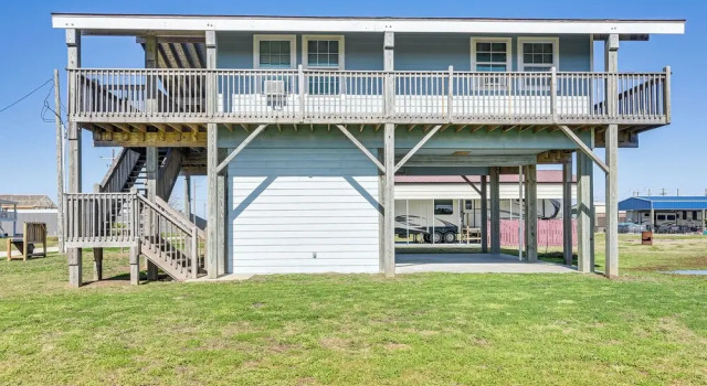 Коттедж Walk to Shore: Crystal Beach Home w/ Deck!