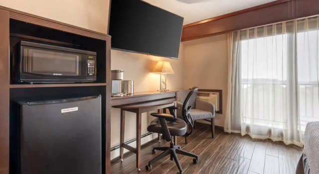 Двухместный номер Standard с балконом Best Western Plus Superior Inn & Suites