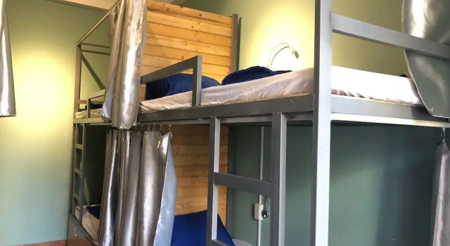 Кровать в общем номере (женский номер) Coffee Shop & Hostel Co Hai