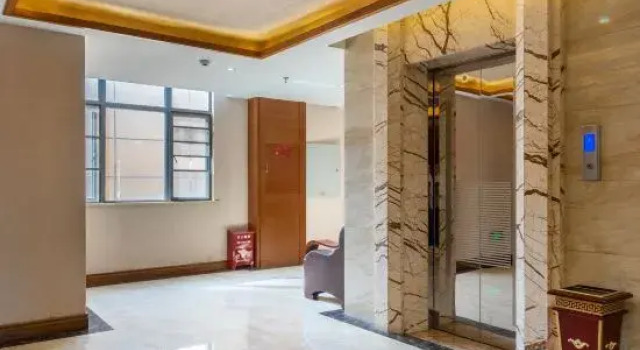 Yunmei Hot Spring Hotel (Caiyun North Road, Guandu District, Kunming), Rezerwuj Hotel Hotele w Kunming z parkingiem, Parking
