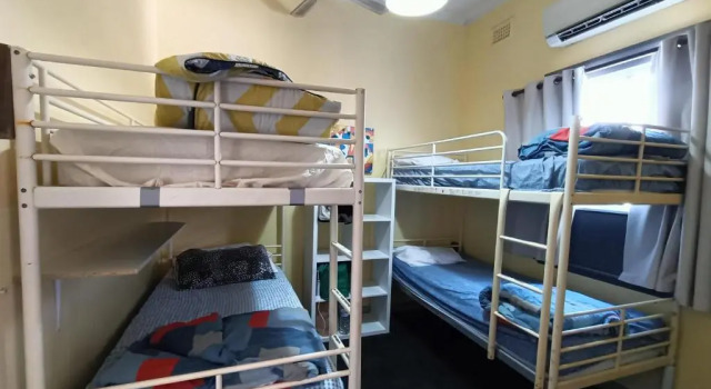Кровать в общем номере Shiralee Hostel -note - Valid passport required to check in