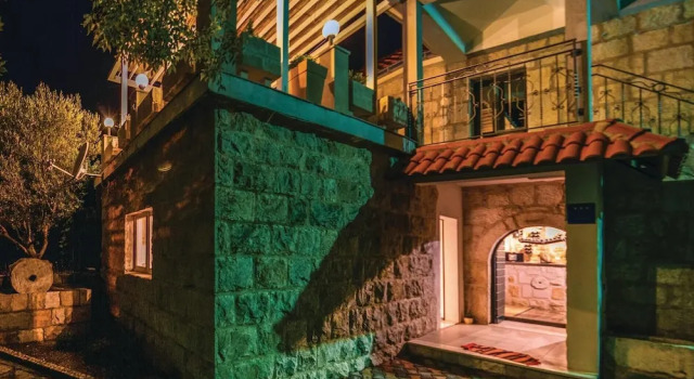 Nice Home in Kucice With Wifi and 4 Bedrooms, Rezerwuj Hotel Hotele w Split-Dalmatia County z parkingiem, Parking