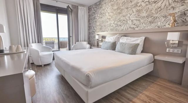 Номер Comfort c 1 комнатой с балконом и с частичным видом на море Van der Valk Hotel Le Catalogne Saint Aygulf