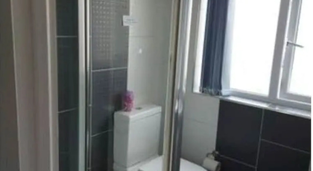 Кровать в общем номере Apple House Wembley Twin Room shared bathroom