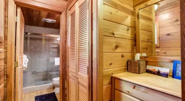 RedAwning Cabin #41A Cedar Chalet, Забронировать Шале Коттеджи Вавона, Коттедж