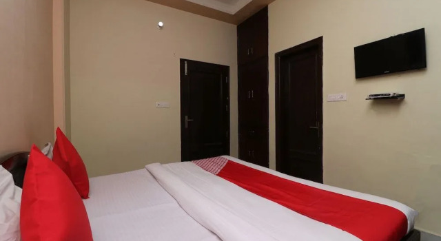 Oyo 30740 Hotel Gurudham Vrindavan