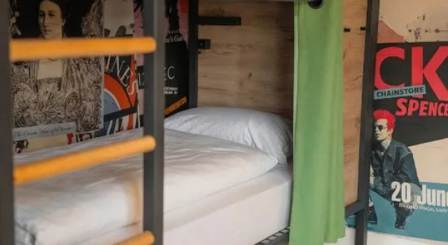 Кровать в общем номере (женский номер) a&o London Docklands Riverside