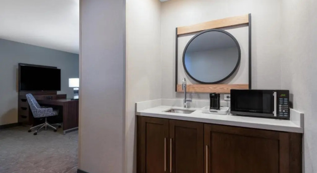 Люкс с видом на парк Hampton Inn & Suites Fort Wayne Downtown