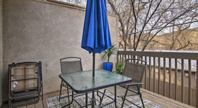 Апартаменты с 3 комнатами с балконом Manitou Springs Escape w/ A/C & Private Deck!