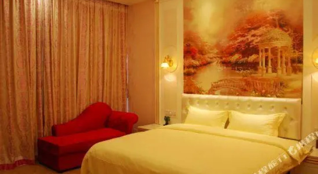 Четырёхместный семейный номер Standard Longzhu Hotel