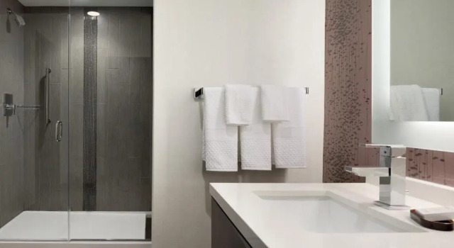 Двухместный люкс с 2 комнатами Embassy Suites by Hilton Charlotte Uptown