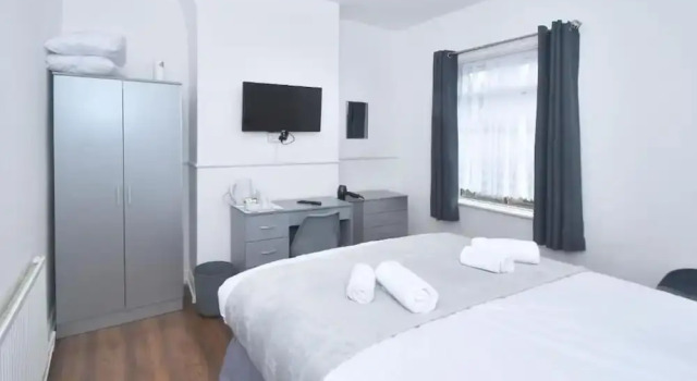Spacious Home Sleeps 6 With Parking, Забронировать Дом для отпуска Сток-он-Трент Стаффордшир