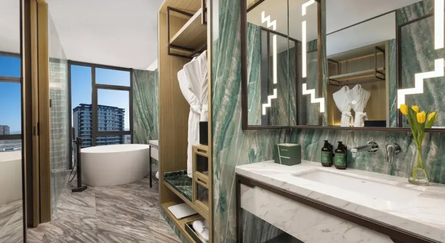Четырёхместный номер Premium с видом на озеро Crowne Plaza Putian by IHG