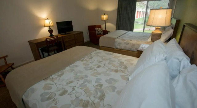 Четырёхместный номер Deluxe с видом на внутренний двор Brown County Inn