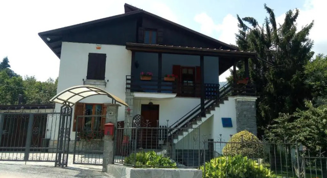 Villa Angela primo piano appartamento, Boek Appartement Hotels in Mondole Ski met parkeren, Parkeren