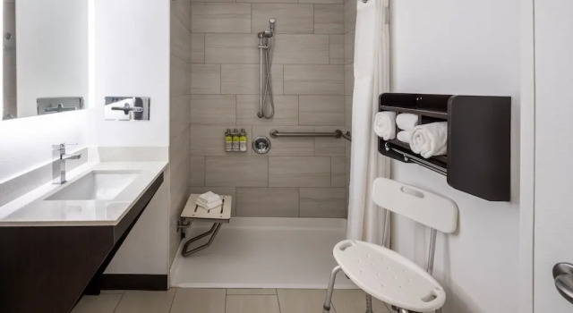 Fairfield Inn & Suites Coventry, Varaa Hotelli Hotellit New England uima-altaalla, Uima-allas