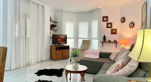 Апартаменты Easy Parking Poolside 2 Bedroom F-5