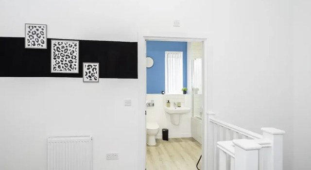 Stunning 3 Bedroom Home in Balsall Heath With Patio and Central Heating, Rezervasyon Tatil Evi Merseyside villalar, Villa