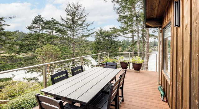 Lakefront Home w/ Dock & Views in Langlois, Boek Vakantiehuis Langlois Verenigde Staten
