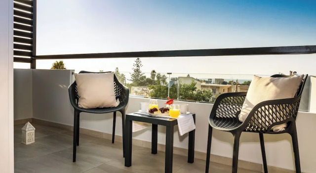 Апартаменты с балконом и с частичным видом на море Solar Apartments by Amara Living