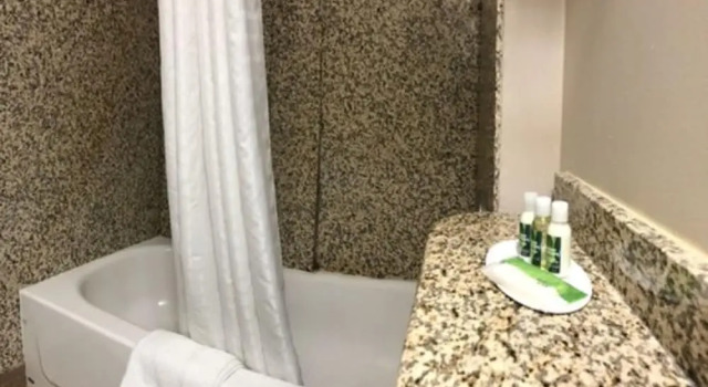 Номер Comfort red maple inn and suites