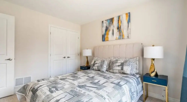 Lakeshore 3BR 2 5BA Townhome 1 min to the Beach, Varaa Hotelli Hamilton 