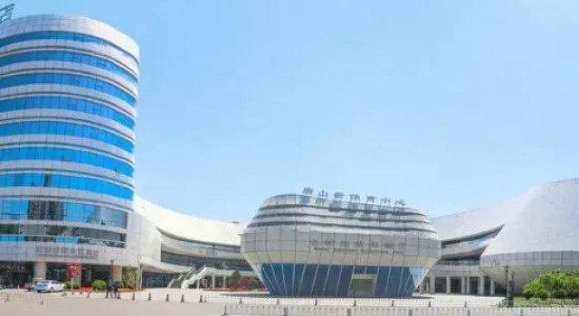 Nanhu International Convention and Exhibition Hotel, Book Hotel Hoteller i Tangshan med pool, Swimmingpool