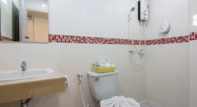 Кровать в общем номере (мужской номер) Hotel The Journey Patong New