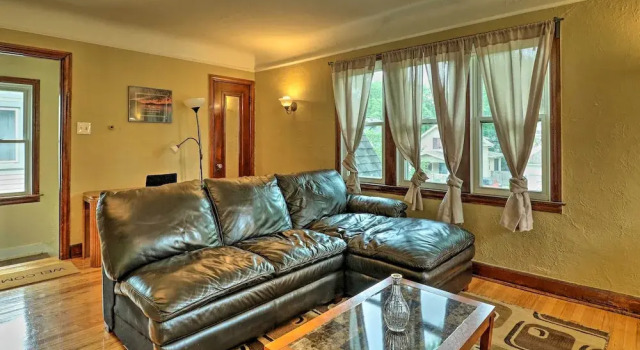 Cozy Duplex: Half Mi to Magic Bag & Woodward Ave!, Buchen Sie Hotel Ferndale Michigan