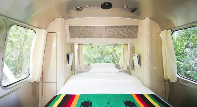 Студия Deluxe Caravan Outpost