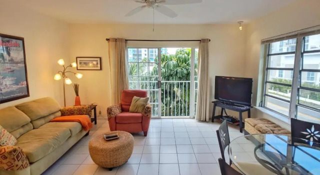 Fort Lauderdale Yacht & Beach Club 316, Забронировать Отель Отели Форт-Лодердейл с парковкой, рядом с Галерея The Gallery at Beach Place, Парковка