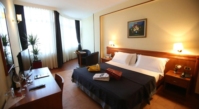 Hotel Continental, Забронировать Отель Отели области Тираны с парковкой, Парковка